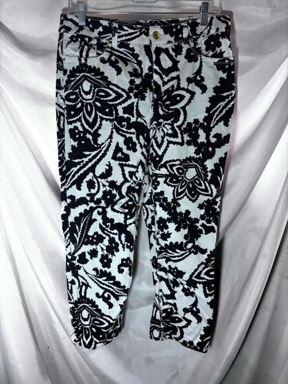 Chico's Black and White Floral Cropped‎ Pants